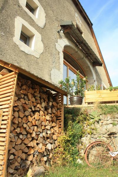 Réserve de bois et terasse