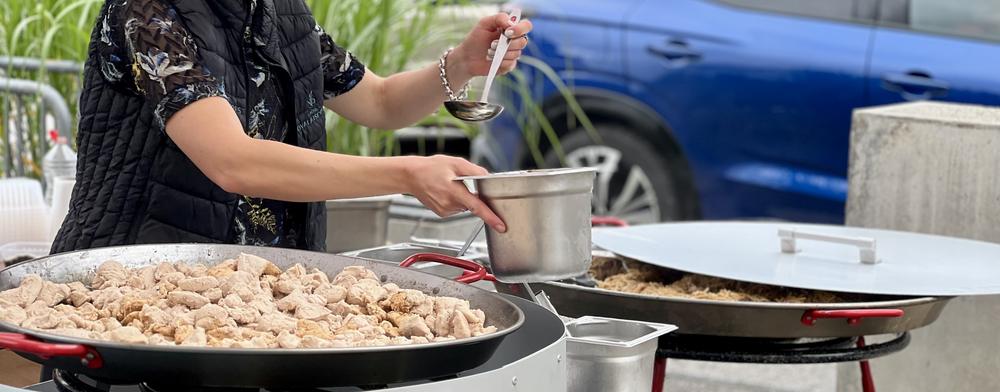 Prestation événement avec plat à la poële Prestation événement avec plat à la poële