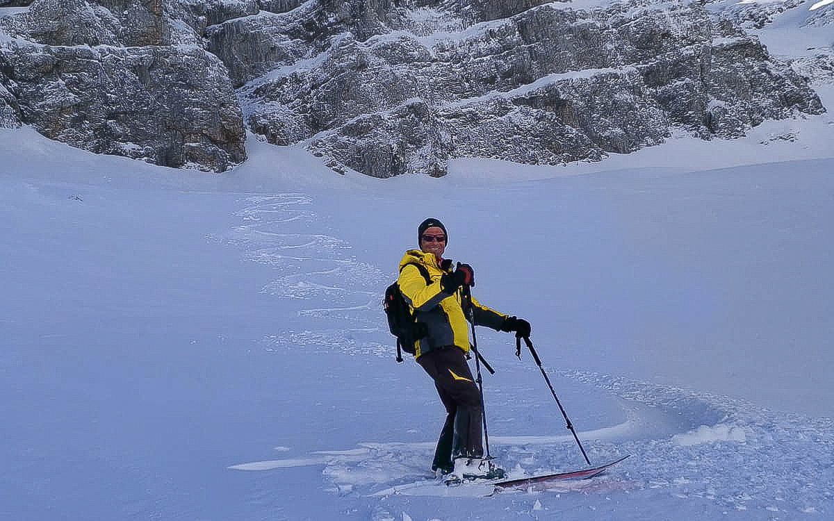 Descente en ski dans la neige fraîche