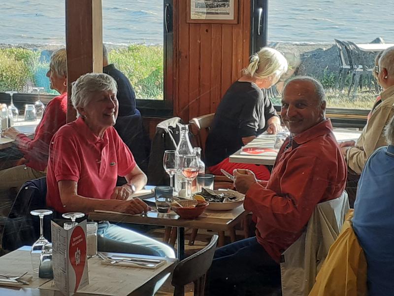 Un couple mangeant à une table, en intérieur.