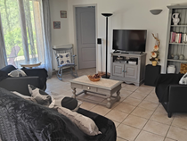 Séjour lumineux avec canapé, fauteuil, décoration d'intérieur, TV
