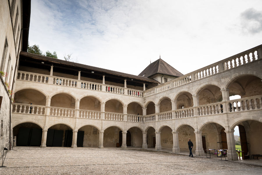Cour du Château de Clermont