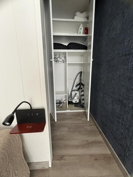 un placard dans le coin nuit, avec aspirateur, ceintres, fer à repasser et rangements disponibles.