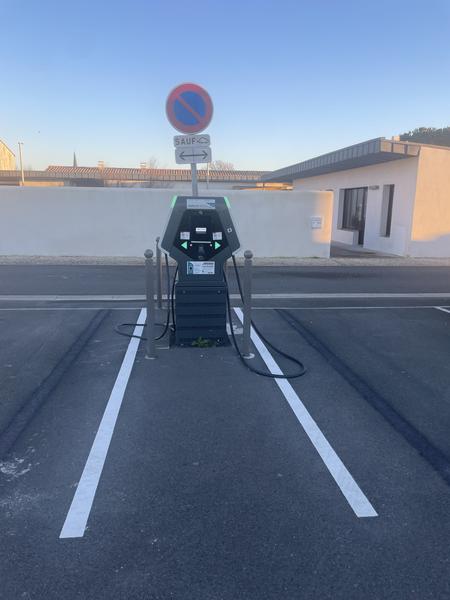 Borne de recharge pour voiture électrique à Ars-en-Ré - Rue du Graffaud