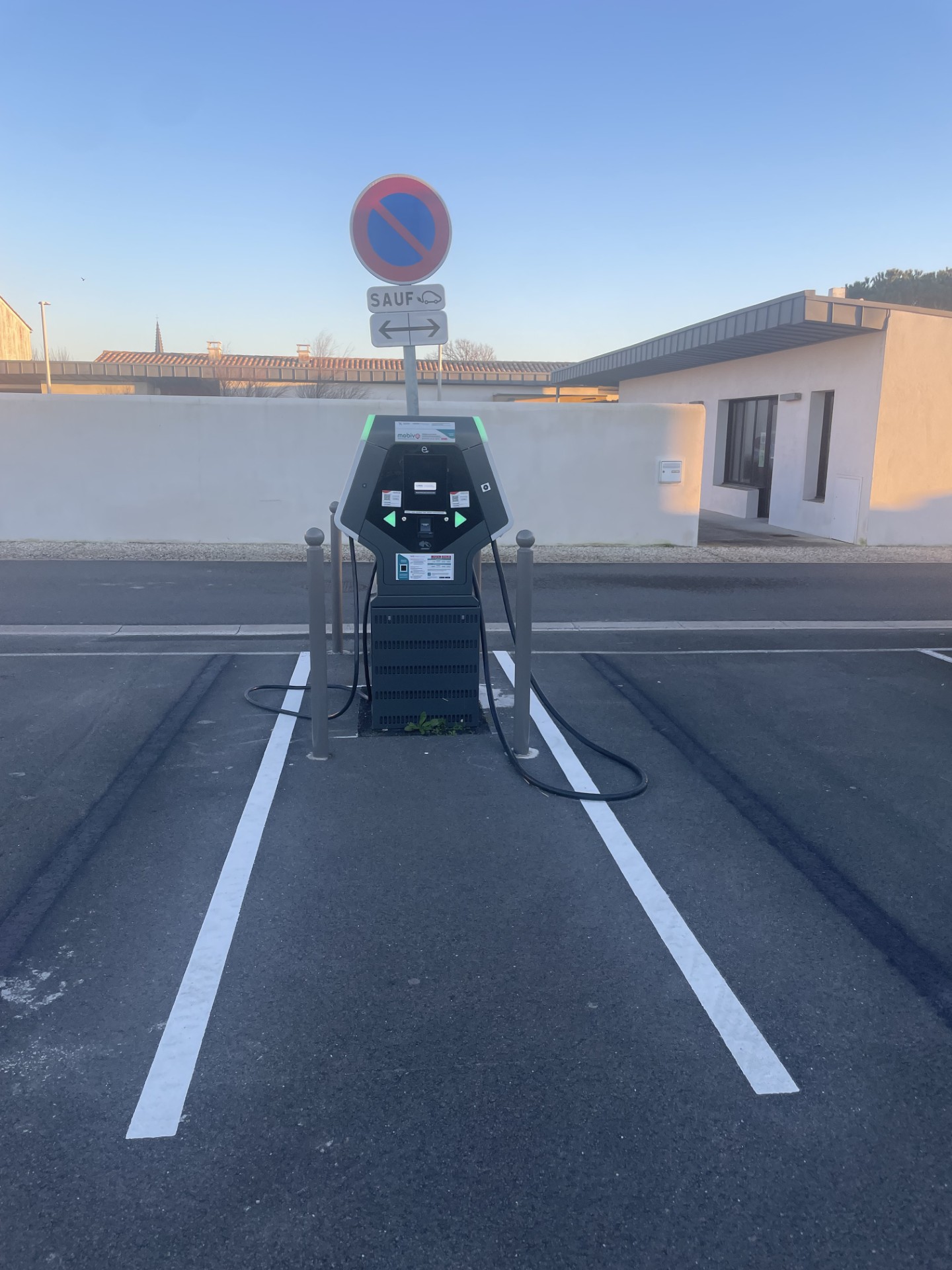 Borne de recharge pour voiture électrique à Ars-en-Ré - Rue de Graffaud