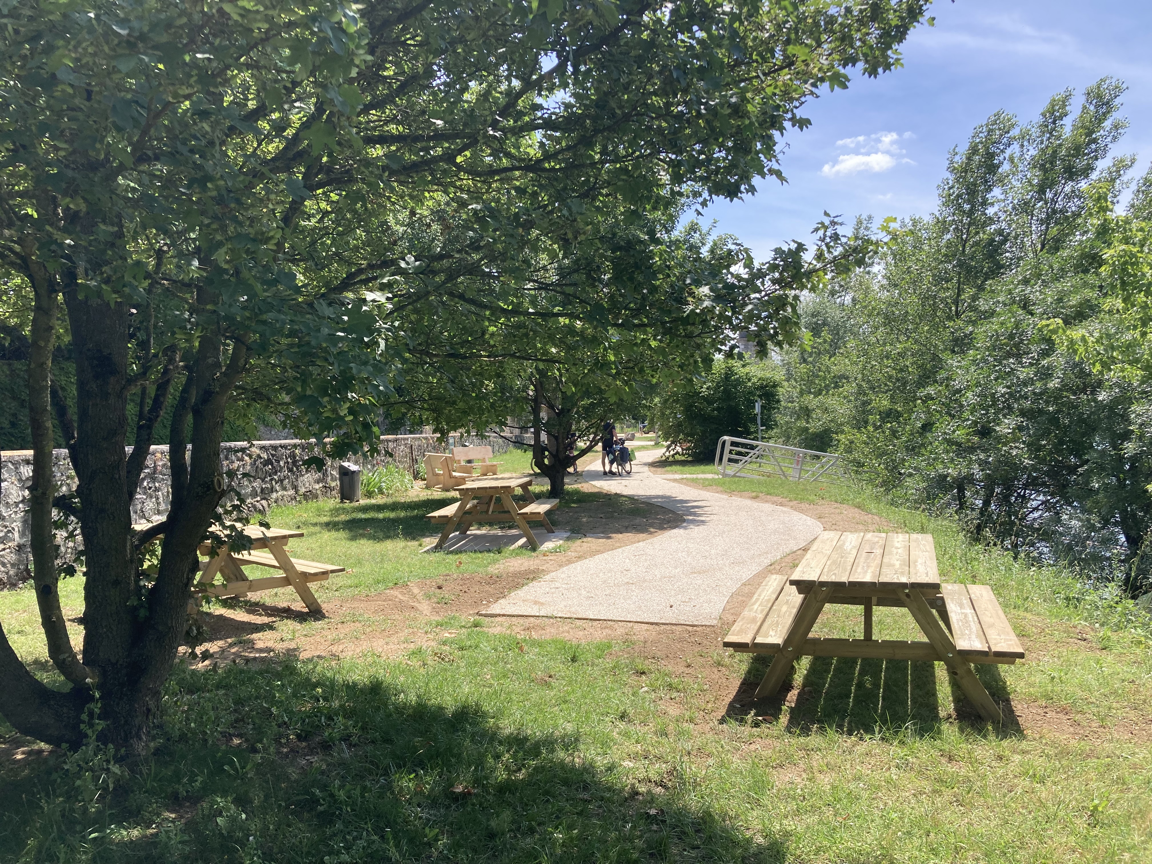 Aire de pique nique à Andancette au bord de la Viarhôna